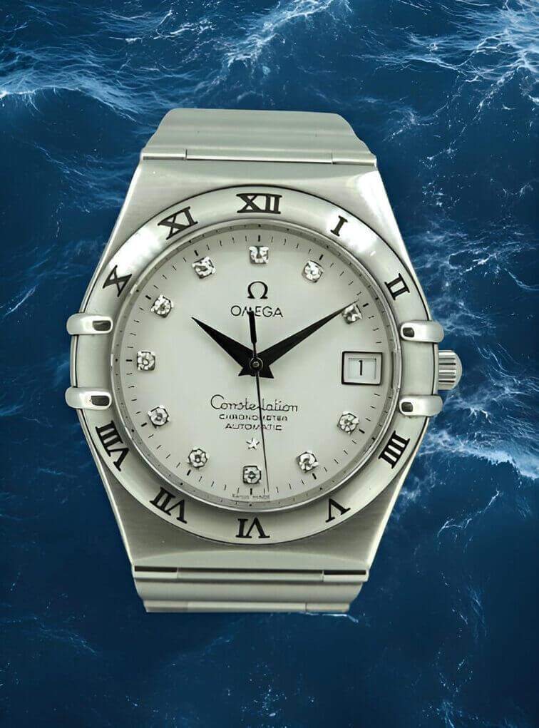 นาฬิกาทั้งหมดเงิน ที่มีความงามเรียบง่าย หน้าปัดสีขาวสะอาดตากับเข็มชี้สีดำที่โดดเด่น