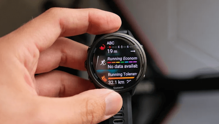 Garmin Forerunner 970 แสดงเมตริกการวิ่งขั้นสูง เช่น ประสิทธิภาพการวิ่ง การลดความเร็วแต่ละก้าว และข้อมูลเชิงลึกด้านสมรรถภาพ