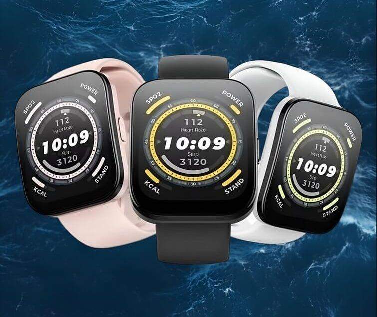 นาฬิกาอัจฉริยะสามเรือนในดีไซน์ทันสมัย สีขาว สีดำ และสีชมพู แสดงถึงเทคโนโลยีที่ทันสมัยและฟังก์ชันการใช้งานที่มีสไตล์