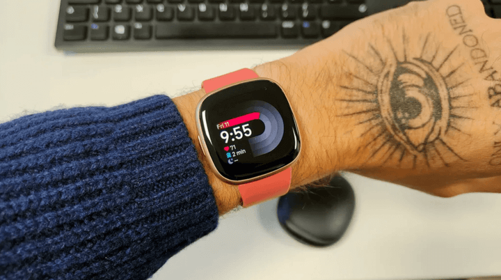 หน้าจอ AMOLED แสดงสีสันสดใสและคมชัด พร้อมความละเอียดสูงเพื่อการดูข้อมูลและการแจ้งเตือนที่ชัดเจน