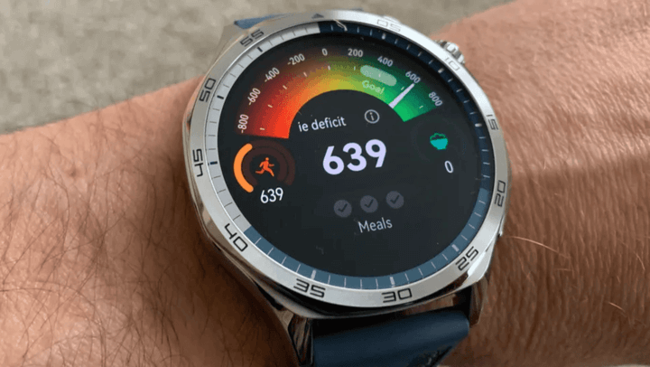 หน้าจอ AMOLED ให้ความคมชัดสูงและสีสันสดใส พร้อมตัวเรือนและสายที่ทำจากวัสดุพรีเมียม