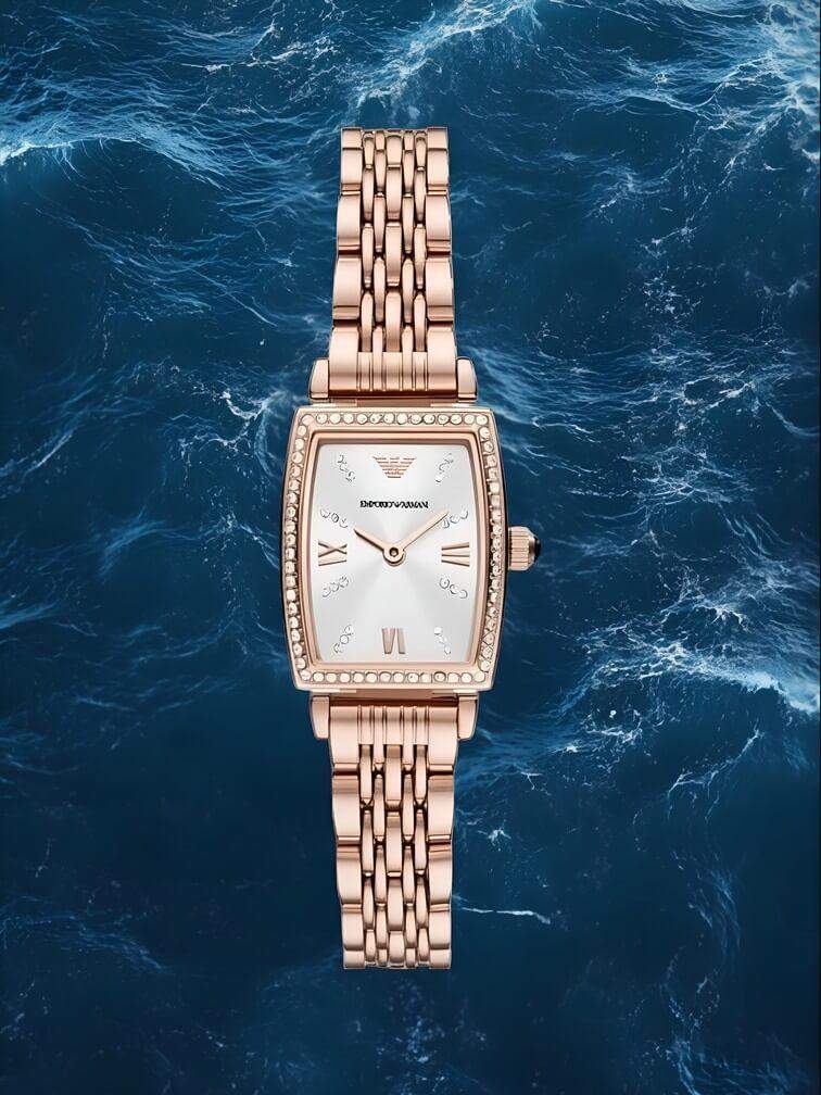 นาฬิกาสีทองพร้อมหน้าปัดสีขาวและขอบหน้าปัดประดับด้วยเพชรเทียม เสริมความคลาสสิกให้กับสไตล์ของคุณ