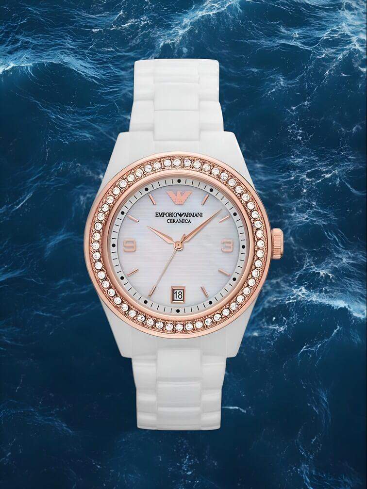 นาฬิกาสีขาวสำหรับผู้หญิง พร้อมลวดลายทองและเพชรเทียมบนขอบหน้าปัด ดีไซน์หรูหราสำหรับทุกโอกาส