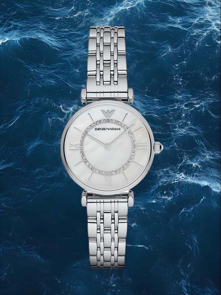 นาฬิกาสีเงินพร้อมหน้าปัดสีขาว ดีไซน์เรียบหรู เหมาะสำหรับทุกสไตล์