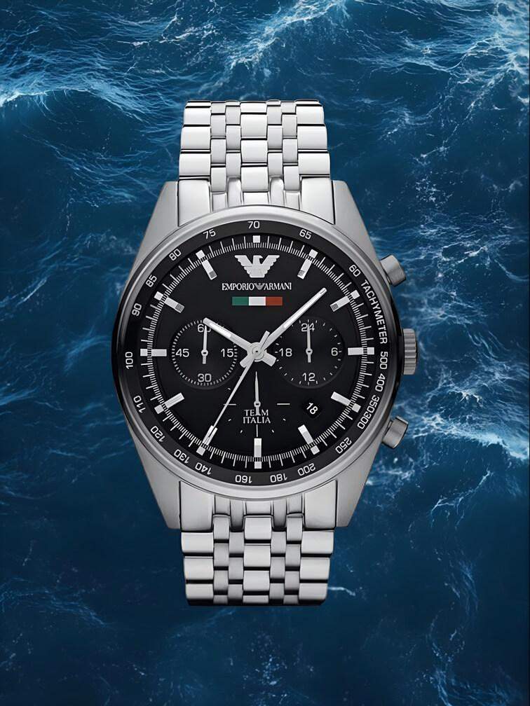 นาฬิกาสแตนเลสสีเงินสุดหรู หน้าปัดสีดำ พร้อมโครโนกราฟ และธงอิตาลีมินิ สไตล์คลาสสิกที่แฝงความพรีเมียม