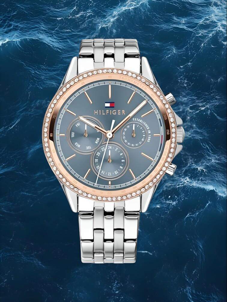 นาฬิกาสีเงินทั้งหมดพร้อมหน้าปัดสีดำขนาดใหญ่และโครโนกราฟ