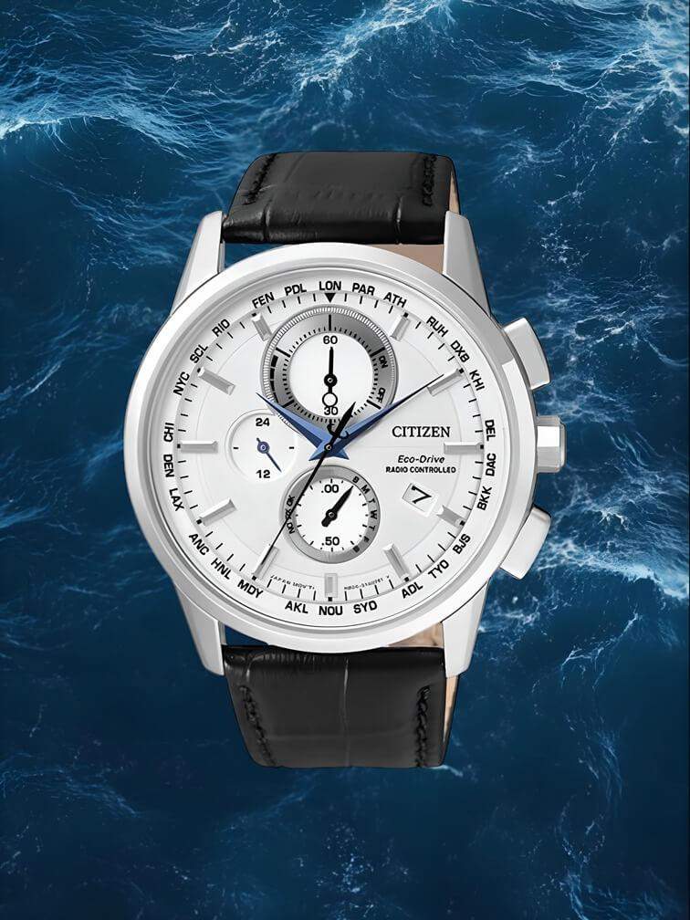 นาฬิกาโครโนกราฟดีไซน์คลาสสิก หน้าปัดสีขาวและเข็มสีน้ำเงินเข้ม