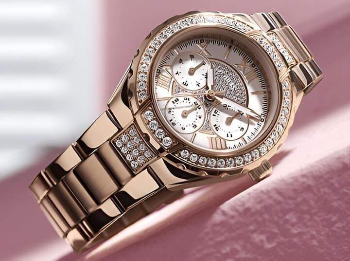 รุ่นสีทองสุดหรู หน้าปัดสีขาว ดีไซน์ประณีต ผสมผสานความหรูหราและทันสมัย เหมาะสำหรับทุกโอกาส