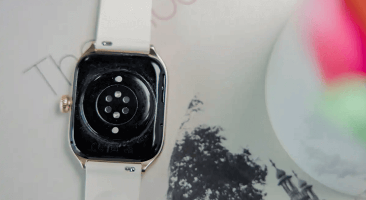 ด้านหลังของตัวเรือน GTS 4 แสดงรายละเอียดการออกแบบและเซ็นเซอร์สุขภาพ