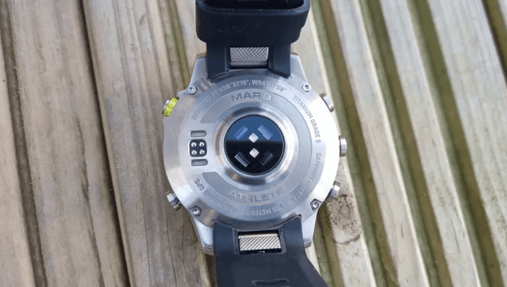 ด้านหลังแสดงถึงการออกแบบที่มีความละเอียดสูง พร้อมกับเซ็นเซอร์และฟีเจอร์ต่างๆ ที่ช่วยในการติดตามสุขภาพและกิจกรรม