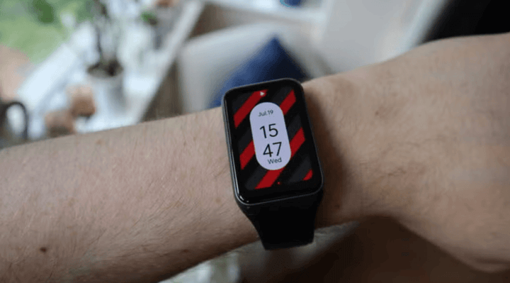 หน้าจอ AMOLED ขนาด 1.57 นิ้วของ Band 2 สีสันสดใสและคมชัด ให้ประสบการณ์การใช้งานที่ยอดเยี่ยมและสบายตา