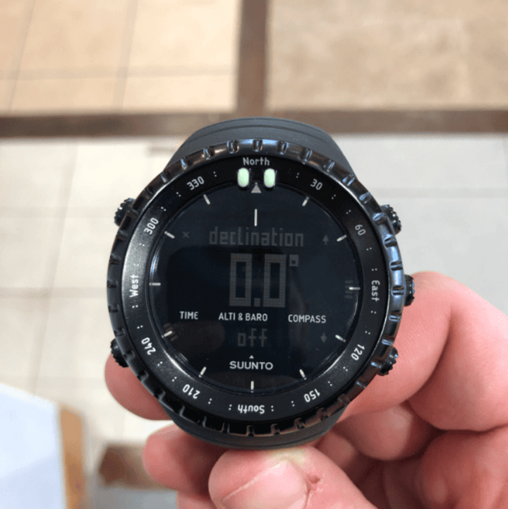 ฟังก์ชันพื้นฐานรวมถึงเครื่องวัดความสูง, เข็มทิศ, เครื่องวัดความกดอากาศ และฟังก์ชันการแจ้งเตือนพายุ ช่วยให้การผจญภัยเป็นไปได้อย่างราบรื่น