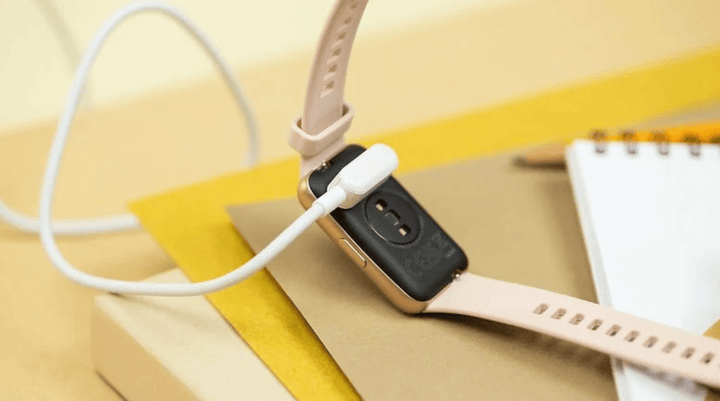 การชาร์จแบตเตอรี่รองรับการชาร์จเร็ว ใช้งานได้นานหลายวัน