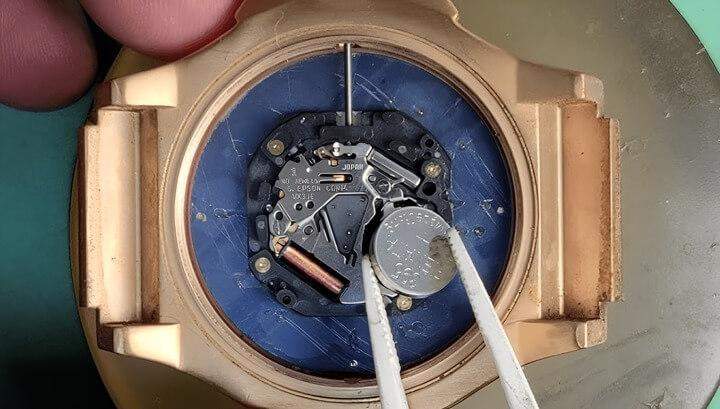 ภาพแสดงการเปลี่ยนแบตเตอรี่นาฬิกา ด้วยการเปิดฝาหลังและใส่แบตเตอรี่ใหม่ เพื่อให้แน่ใจว่านาฬิกาทำงานได้อย่างต่อเนื่อง