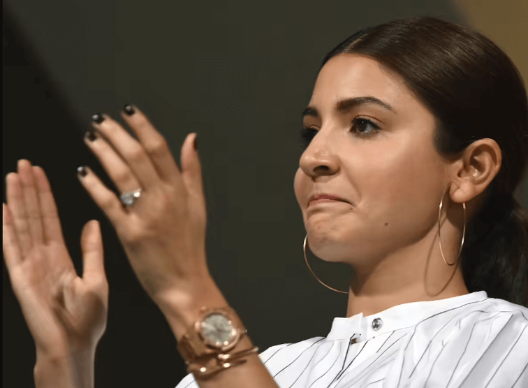 ภาพดาราหญิงกับนาฬิกาและกำไลข้อมือที่เข้ากันอย่างลงตัว ดูหรูหราและมีรสนิยม