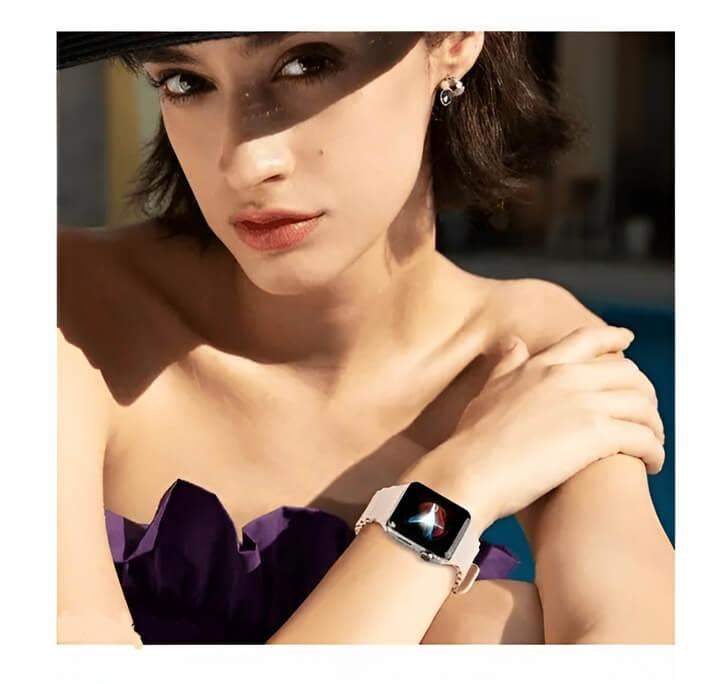 ผู้หญิงในชุดหรูใส่สมาร์ทวอทช์ที่มีดีไซน์เรียบง่ายและทันสมัย