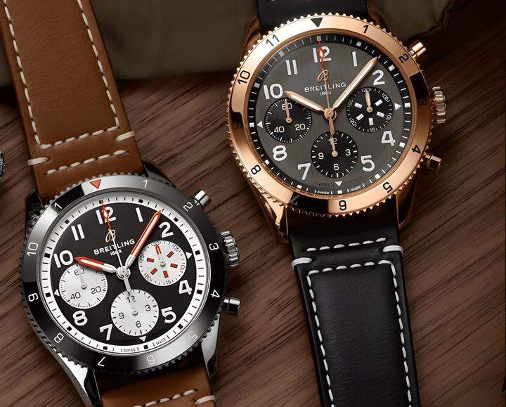 นาฬิกา 2 เรือนที่เหมือนกันในรุ่น แต่มีสีที่แตกต่างกัน ทั้งคู่มาพร้อมสายหนังและฟังก์ชันโครโนกราฟ และดูหรูหราแม้จะมีดีไซน์ที่เรียบง่าย