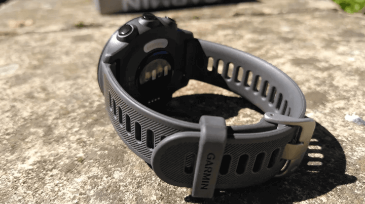 การออกแบบและการสร้างที่มีความทนทานและน้ำหนักเบา เหมาะสำหรับการสวมใส่ในทุกวันและการใช้งานกลางแจ้ง