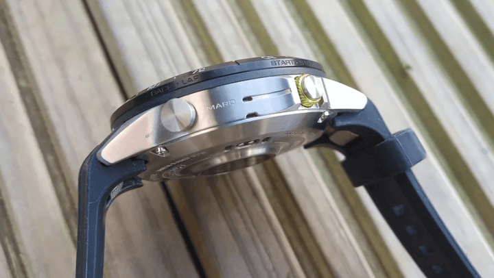 การออกแบบตัวเรือน MARQ ทำจากวัสดุพรีเมียม เช่น ไทเทเนียมและกระจกซาฟไฟร์ เพื่อความทนทานและหรูหรา