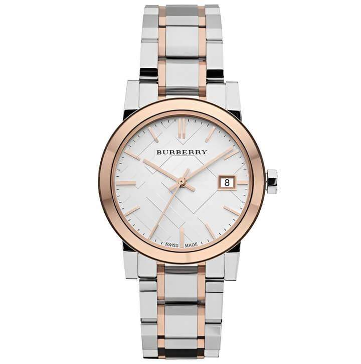 นาฬิกา Burberry ตัวเรือนสีเงินทอง หน้าปัดสีขาวเรียบง่าย พร้อมเข็มสีทองและหน้าต่างวันที่