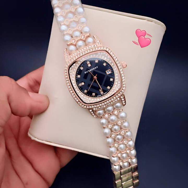 นาฬิกา Burberry ผู้หญิง สีทองสุดหรู หน้าปัดสี่เหลี่ยมสีดำ และสายไข่มุกที่เพิ่มความสง่างาม