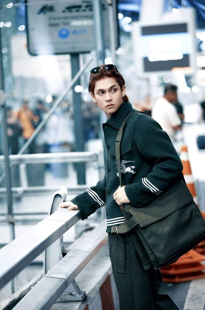 ชายไทยสวมเสื้อผ้า Burberry ทันสมัย