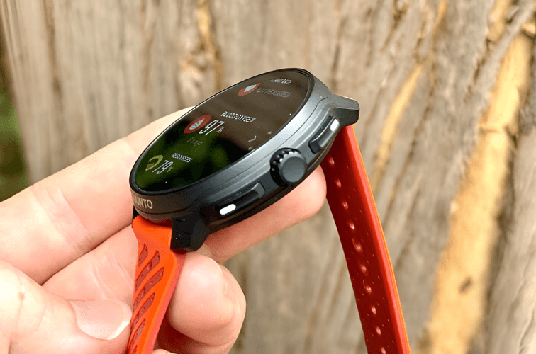 ตัวเรือทนทานทำจากไทเทเนียมและสแตนเลสสตีล พร้อมสายรัดที่ปรับขนาดได้สะดวก เหมาะสำหรับการวิ่งเทรลและกีฬาเอ็นดูแรนซ์กลางแจ้ง