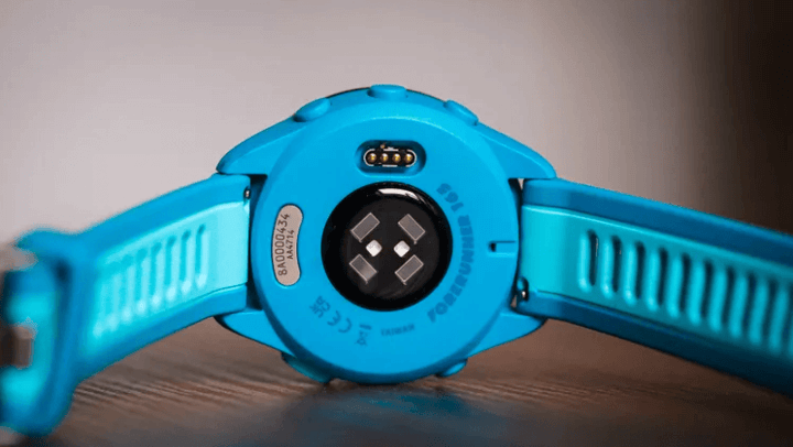 ฝาหลังดีไซน์พิเศษที่รองรับการติดตามสุขภาพ