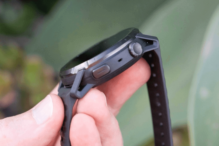 ตัวเรือนทำจากไทเทเนียมแข็งแรงและทนทานสำหรับการผจญภัยกลางแจ้ง