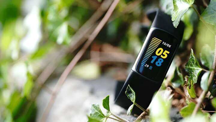 ดีไซน์ที่ทันสมัยของ Charge 5 ด้วยหน้าจอขนาดใหญ่และตัวเรือนที่บาง ทำให้เหมาะสำหรับการใช้งานในทุกโอกาส