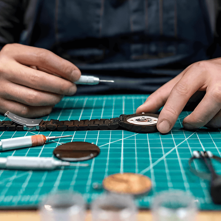 ช่างซ่อมนาฬิกากำลังไล่ความชื้นออกจากนาฬิกาอย่างระมัดระวัง งานซ่อมและดูแลนาฬิกาแบบมืออาชีพ