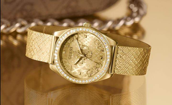 นาฬิกาดีไซน์สลิมพร้อมกับเครื่องประดับอื่นๆ สร้างลุคที่หรูหราและทันสมัย เหมาะสำหรับการเสริมสไตล์ในทุกวัน