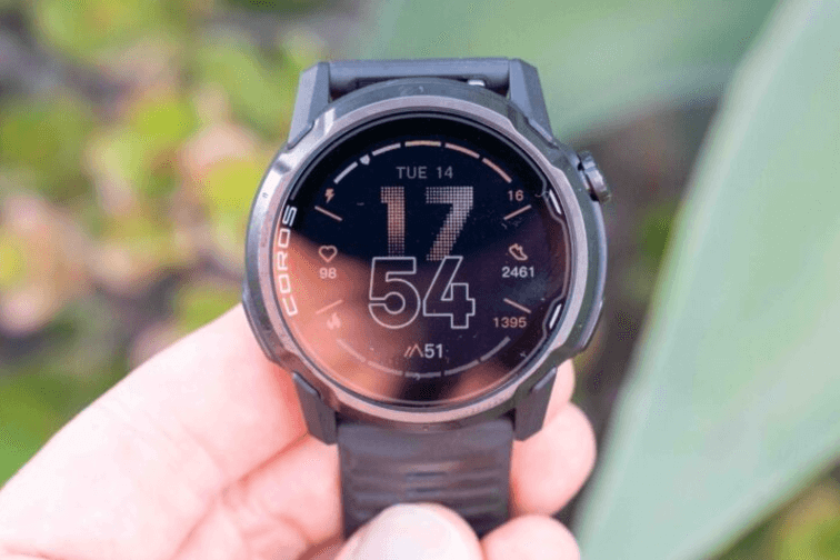 หน้าจอสมาร์ทวอทช์ Coros Apex 4 แสดงข้อมูลการฝึกซ้อมและสุขภาพสำหรับนักวิ่งเส้นทางและนักผจญภัยกลางแจ้ง