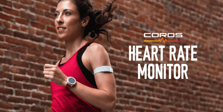 ผู้หญิงกำลังวิ่ง สวมนาฬิการุ่นดีไซน์เรียบหรู