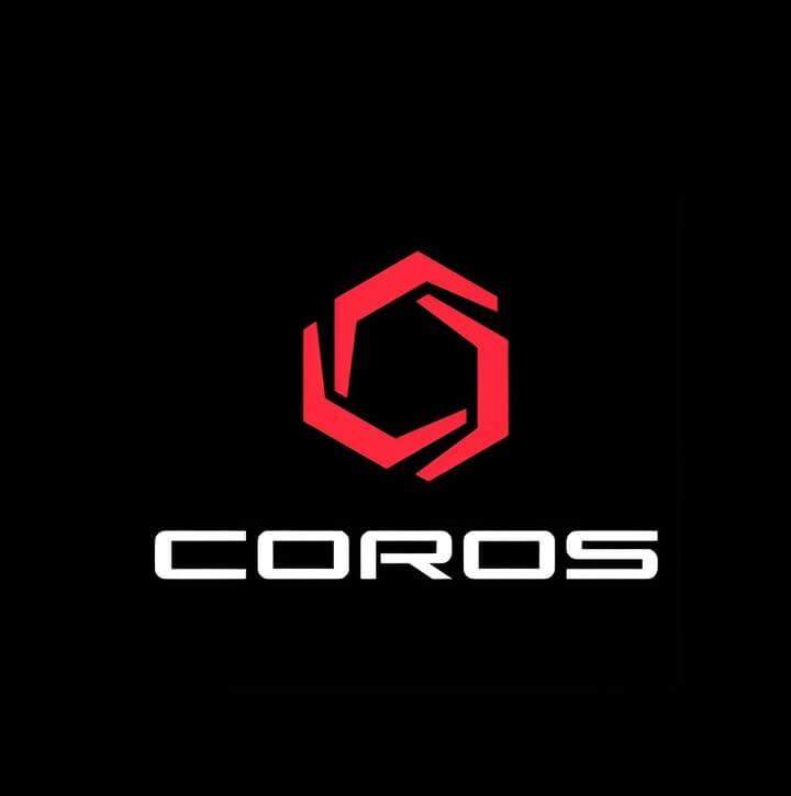 โลโก้สีแดงของ Coros บนพื้นหลังสีดำ สื่อถึงสมาร์ทวอทช์ประสิทธิภาพสูงสำหรับนักกีฬาและนักผจญภัย