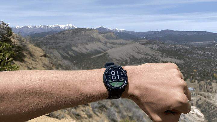 รุ่นนาฬิกากลางแจ้งสุดล้ำบนข้อมือ ท่ามกลางภูเขาปกคลุมหิมะที่งดงาม