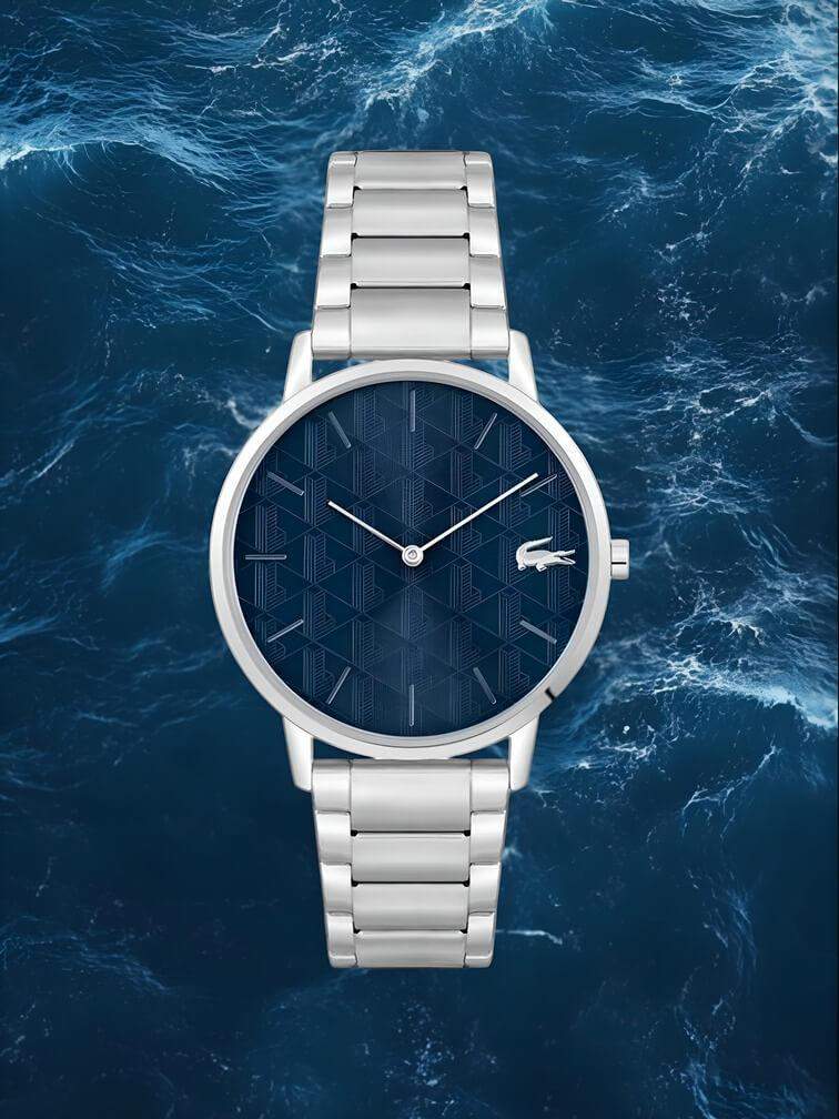 นาฬิกาสีเงินทั้งหมดพร้อมหน้าปัดสีน้ำเงินเข้ม ผสมผสานผิวโลหะเงาเข้ากับความตัดกันที่โดดเด่นและสง่างามสำหรับดีไซน์ที่หรูหราและไร้กาลเวลา