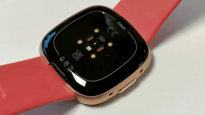 ด้านหลังแสดงถึงเซ็นเซอร์การวัดอัตราการเต้นของหัวใจและเซ็นเซอร์ SpO2 พร้อมดีไซน์ที่แข็งแรงและทนทาน