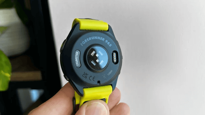 ด้านหลังของ Forerunner 965 ที่แสดงเซ็นเซอร์วัดอัตราการเต้นของหัวใจและการออกแบบที่ทนทาน