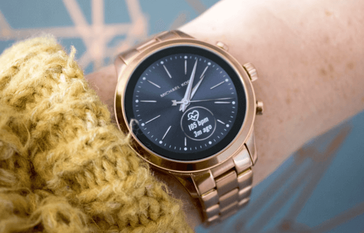 นาฬิกาดีไซน์สวยพร้อมแสดงอัตราการเต้นของหัวใจบนหน้าปัด