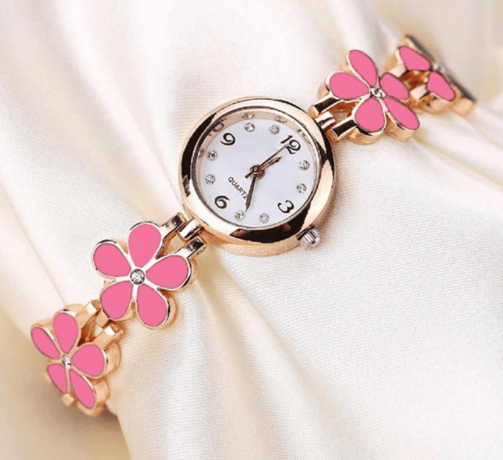นาฬิกาสีทองดีไซน์สวยงามมีหน้าปัดสีขาวและสายข้อมือที่มีลักษณะเหมือนดอกไม้