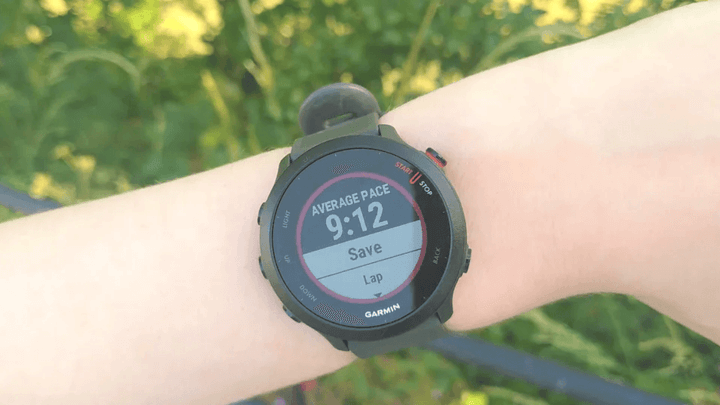 หน้าจอที่อ่านง่ายและแสดงผลได้ชัดเจนในทุกสภาพแสง พร้อมฟีเจอร์การอ่านแสงแดดที่ช่วยให้เห็นข้อมูลได้ชัดเจนในที่กลางแจ้ง