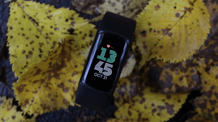 หน้าจอสัมผัสที่ตอบสนองเร็วและสีสันสดใส ช่วยให้การดูข้อมูลสุขภาพและแจ้งเตือนต่างๆ เป็นเรื่องง่าย