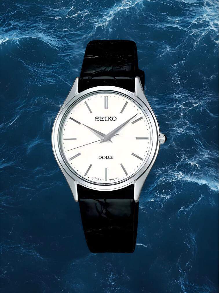 นาฬิกาแบบคลาสสิก ตัวเรือนสีเงิน หน้าปัดสีขาว และสายหนังสีดำ