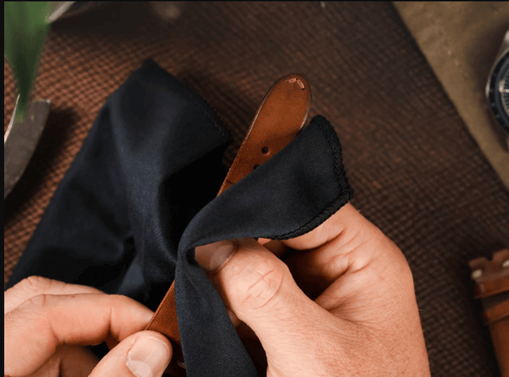 การอบแห้งสายนาฬิกาหนังให้แห้งสนิทโดยไม่ให้โดนแสงแดดหรือความร้อนโดยตรง