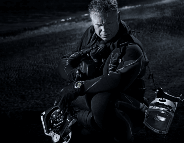 นักดำน้ำหน่วยรบพิเศษสวมใส่นาฬิกา UVP การออกแบบที่ทนทานพร้อมฟังก์ชันสำหรับภารกิจใต้ทะเล