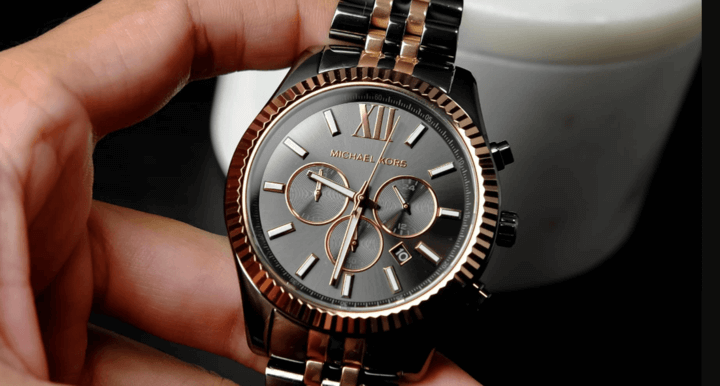 นาฬิกาดูหรูหราและมีการออกแบบที่แข็งแรง