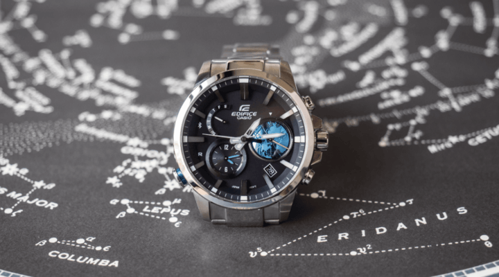 นาฬิกา Edifice กลางแจ้งบนพื้นผิวสีเทาที่มีชื่อประเทศต่าง ๆ แสดงอยู่