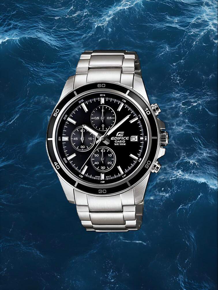 รุ่นคลาสสิกของ Edifice พร้อมตัวเรือนและสายสแตนเลสสตีลสีเงิน หน้าปัดสีดำพร้อมเข็มสีเงินและฟังก์ชันโครโนกราฟ