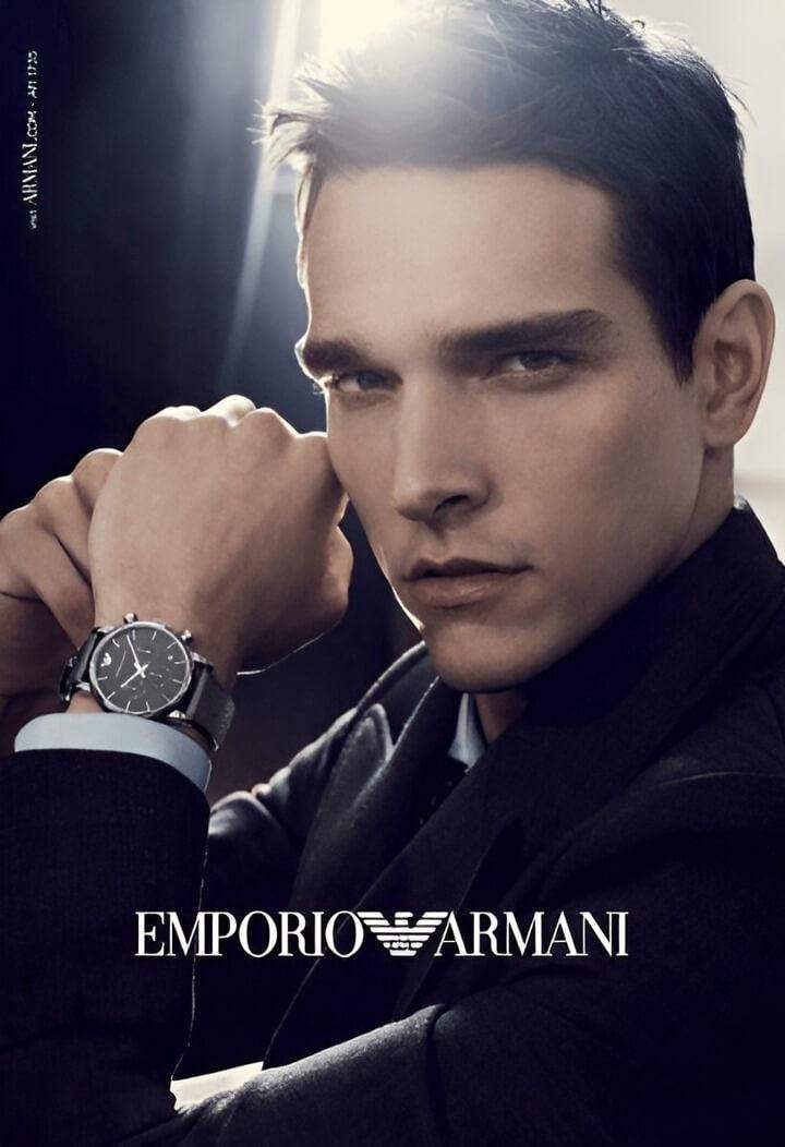 ชายสวมใส่นาฬิกา Emporio Armani สุดหรูที่มีบุคลิกเฉพาะตัว สะท้อนความมั่นใจและสไตล์